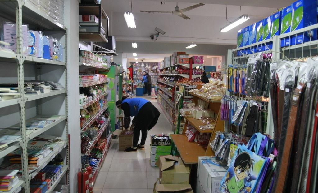 校園小賣鋪 承載幾代人記憶的“時(shí)光驛站”，為何在日用品銷售中悄然隱退？